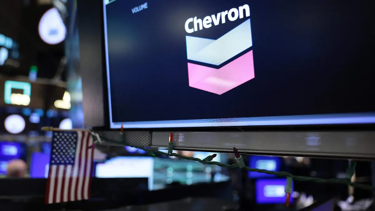 Chevron y ENI firman acuerdos para expandir proyectos petroleros en Venezuela